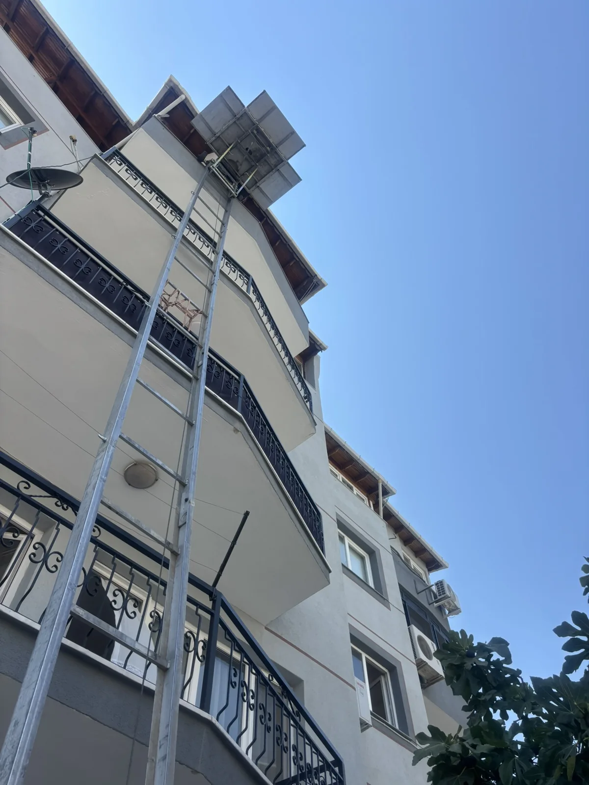 Eşya taşıma platformunun üst kata erişimi