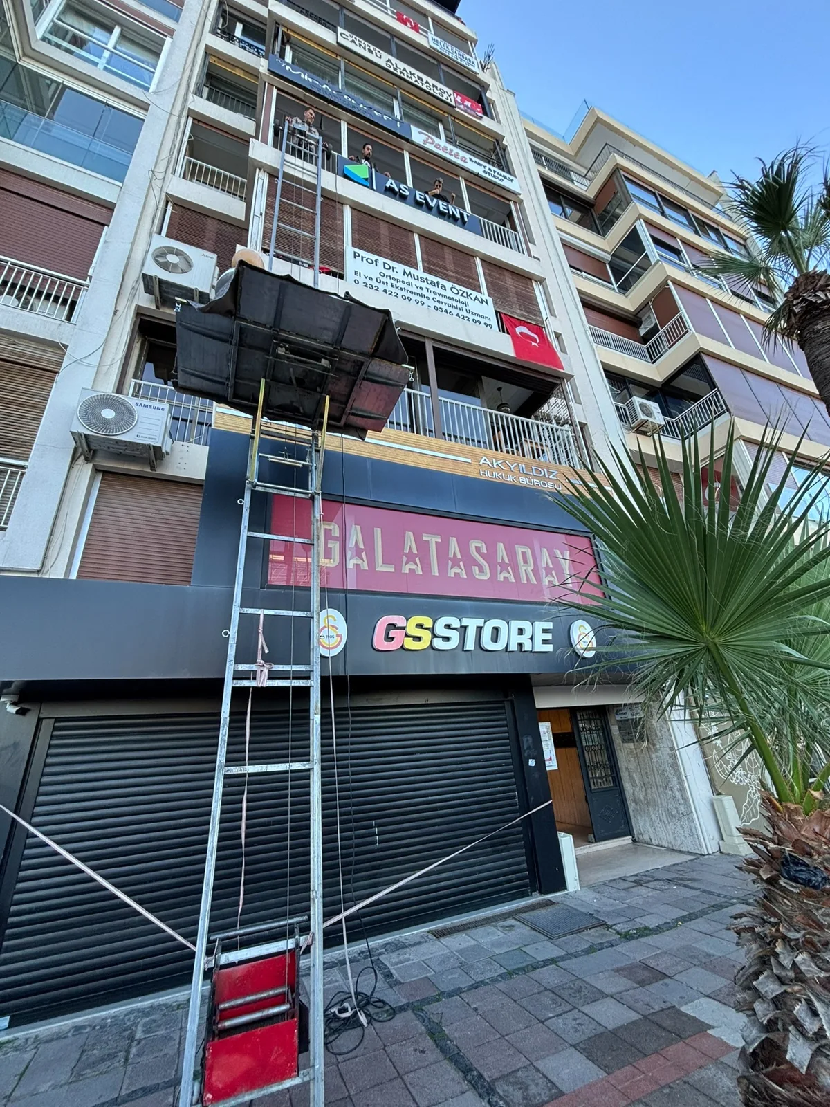 Kurmalı asansör platformunun bina balkonuna erişimi